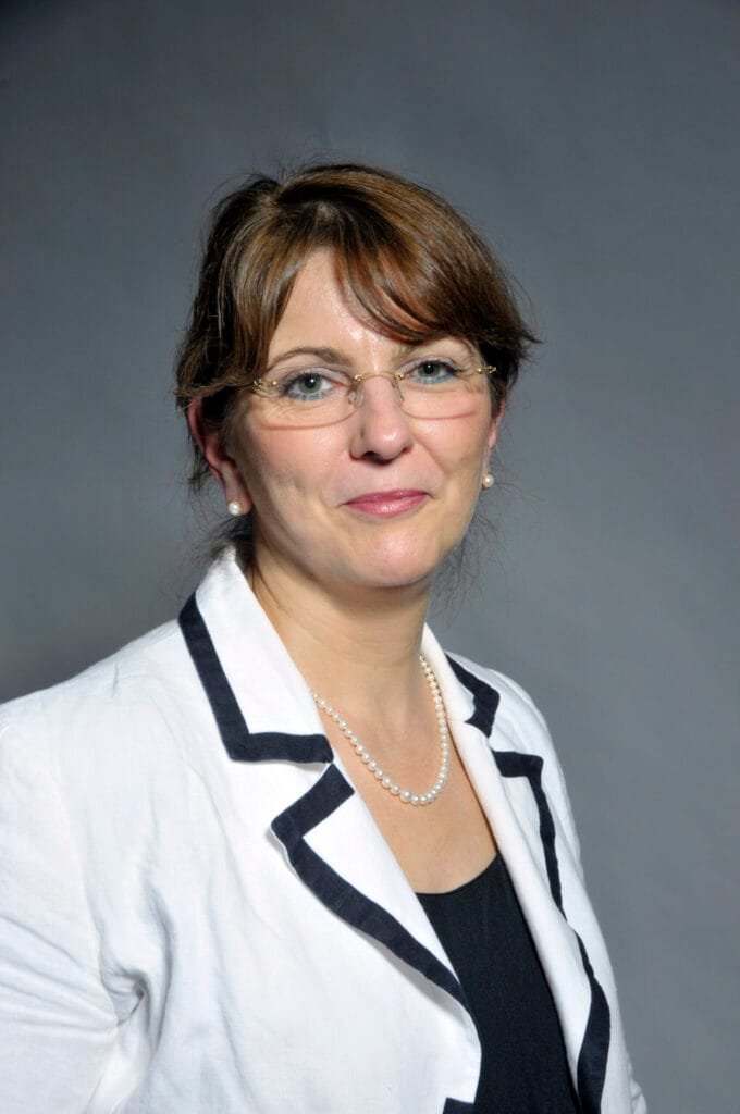Portrait de Lidia Boutaghane, consultante-formatrice en centricité client